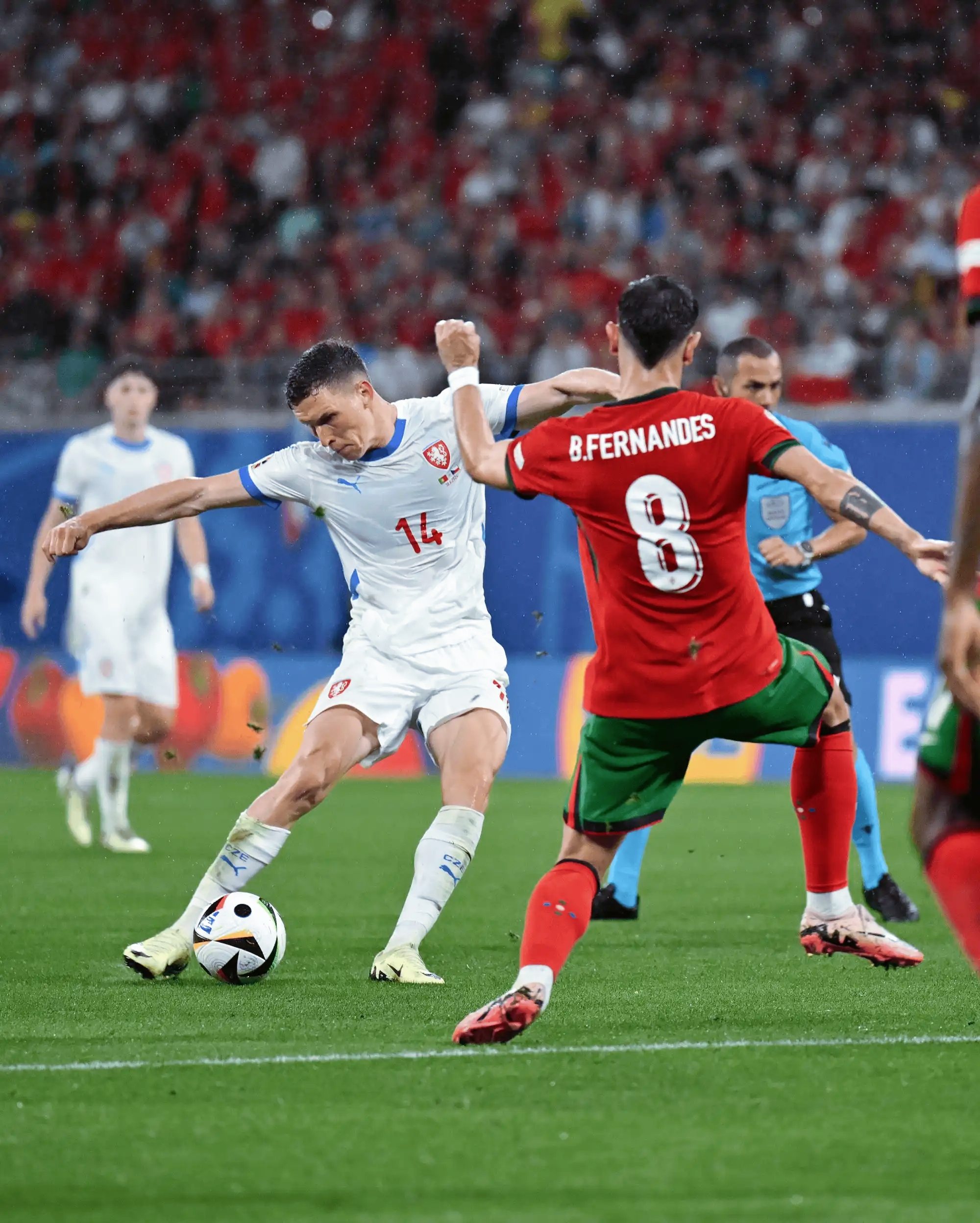 od体育培训-球员们不畏困难，奋力赶往欧洲杯赛场