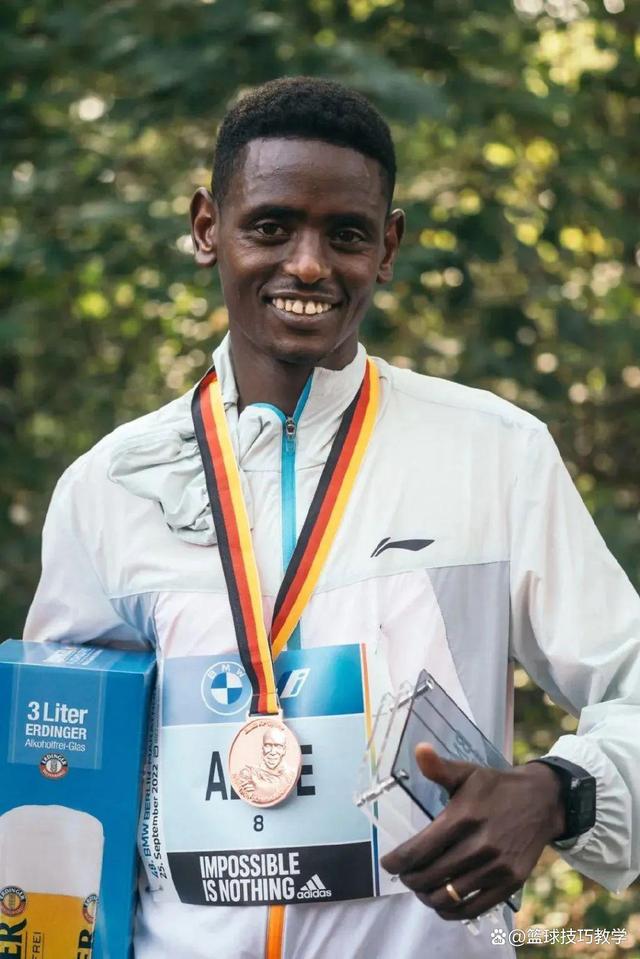 od体育娱乐-肯尼亚马拉松选手登顶领奖台
