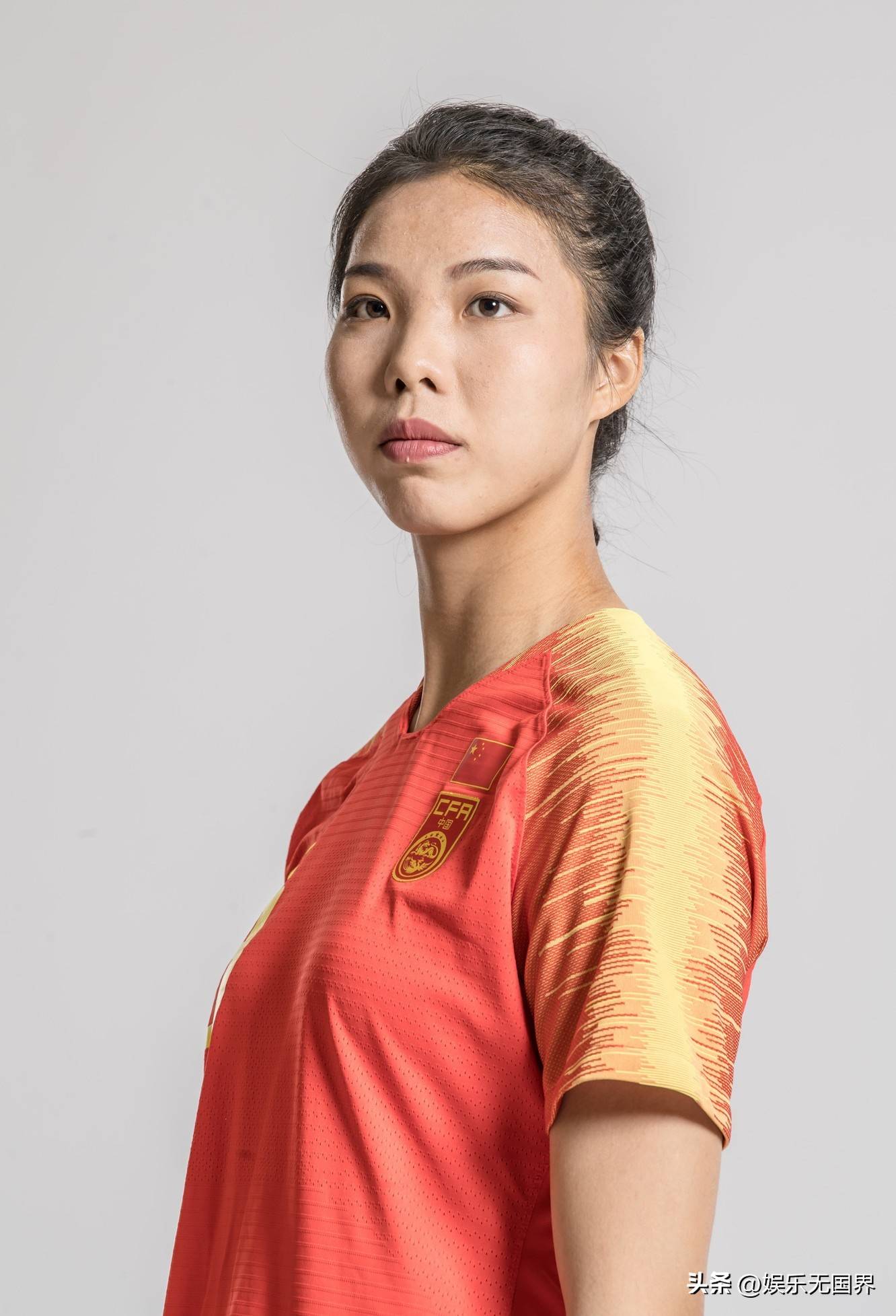 国内足球赛事女运动员技术水平逐渐提高