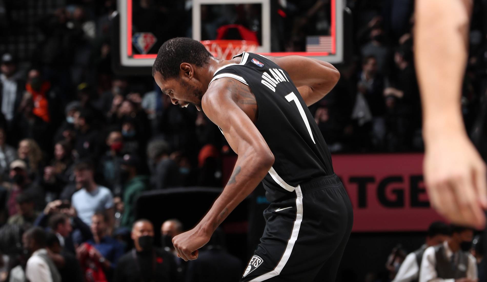 猛龙一路领先逆转人，取得悬殊胜利